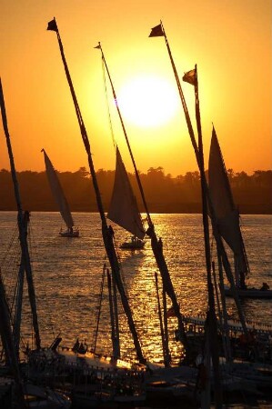 Sonnenuntergang am Nilufer, Segelboote