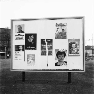 Freistehende Werbetafel mit Plakaten der Parteien CDU, F.D.P., Neues Forum/Bündnis/Grüne, Christliche Liga, NPD, PDS, SPD, DSU