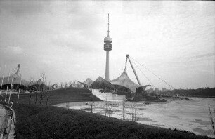 München: Durchblicke auf Fernsehturm [mit Olympiastadion]