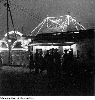 Gastspiel des Berliner Zirkus Busch auf dem Volksfestgelände. Kassenwagen vor Zirkuszelt-Leuchtreklame