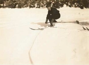 Skischule. Schußfahrt. Telemarkhocke