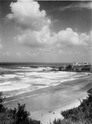 Frankreich. Brandung des Atlantiks bei Biarritz. Nur wenige Menschen befinden sich am Strand