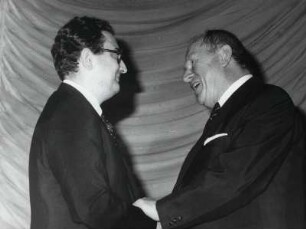 Innenminister Baum und Gert Fröbe [28. Internationale Fimfestspiele]