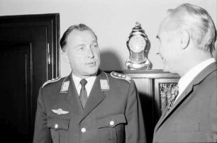 Freiburg: Regierungspräsidium; Verabschiedung von Oberst Sauer (Geschwader Immelmann, Bremgarten) - Regierungspräsident Person