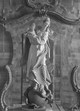 Muttergottes (aus der Sakristei) auf Erdkugel mit Schlange