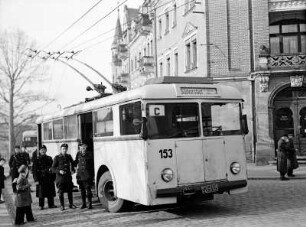 Dresden. O-Bus (Henschel II, Baujahr 1944) an der Endhaltestelle Dresden-Loschwitz, Körnerplatz