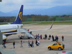 Airport Girona - Passagiere steigen aus Boeing 737 : Passagiere verlassen einen gelandeten Ryanair-Jet. Aufgenommen am 18. April 2012 auf dem Gelände des Airports Girona Costa Brava