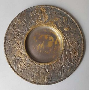 Flacher Teller mit Blumenrand