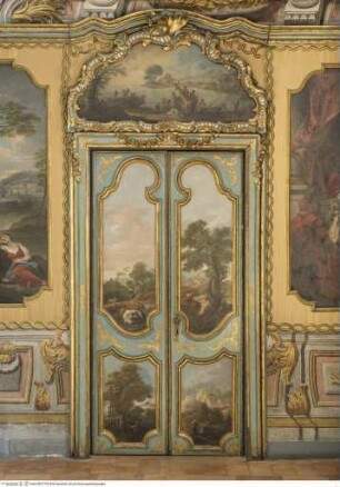Tür mit Landschaftsdarstellungen und Figuren