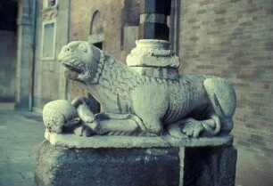 Vorhalle und Westportal — Ein Löwe wird von einem Drachen gebissen