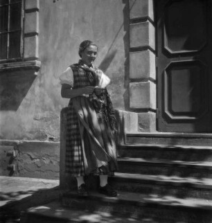 Mädchen in Tracht aus dem Wienerwald