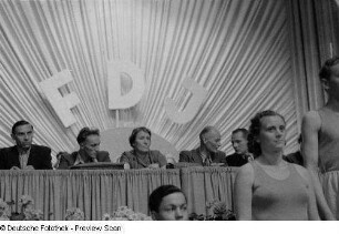 Porträt Adolf Henneckes im Podium, im Gespräch mit Erich Honecker