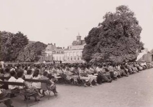 Schloss Pillnitz, 5. Serenade vor dem Wasserpalais. Zuschauer mit Blick auf Neues Palais