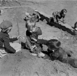 Frühlingssonne am Lietzensee: Kinder spielen im Sand