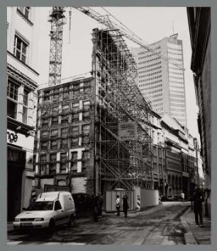Baugerüst an einer Hausfassade, im Hintergrund das City-Hochhaus, Leipzig
