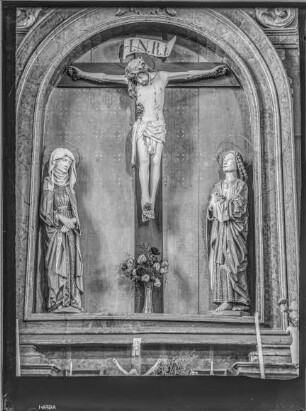 Pfarrkirche, linker Seitenaltar - Kreuzgruppe