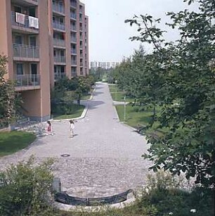 Hansjakob, Gottfried; München - Neuperlach Mitte; Wohnring Neuperlach - Zugang Wohngebäude, Grünanlage und Fußgängerbereich