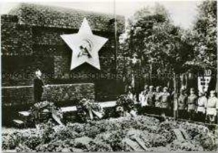 Einweihung des Revolutionsdenkmals auf dem Zentralfriedhof Friedrichsfelde