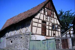traufständige Fachwerkscheune mit steinernem Unterbau; Andreaskreuzen
