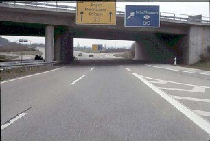 Fahrbahn Ost der B33 (Singen Richtung Engen): Brücke von Süden