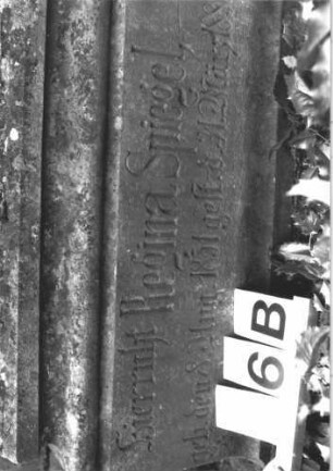 Grabstein 16 (Index: 100114422) Material: Sandstein Zustand: Sockel leicht verwittert Maße HxBxT: 154x57x27 cm Beschreibung: Stele, getreppter Sockel, Rundbogenabschluß Symbolik: umlaufendes Bogenfries: Grabstein 16B