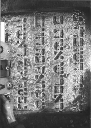 Grabstein 81 (Index: 99608765) Material: Sandstein Zustand: leicht verwittert Maße HxBxT: 106x67x15 cm Beschreibung: Stele mit geteiltem Rundbogen, vertiefter Textteil: Grabstein 81A