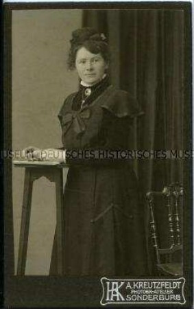 Junge Frau im dunklen Kleid, Carte de Visite