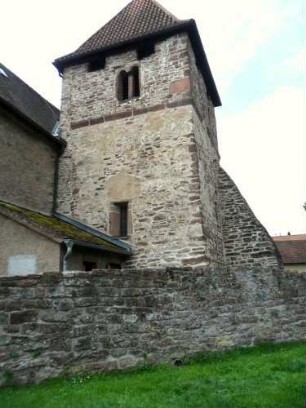 Eichel-Ansicht von Osten mit Kirchturm (Romanisch - einst Wehrturm mit Schießscharten) sowie Srrebepfeiler über Kirchhofmauer (Wehrgang im 19 Jh abgetragen)
