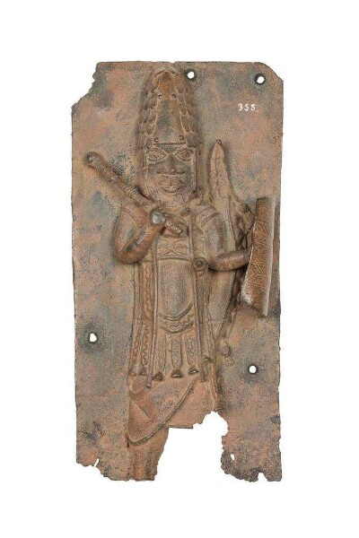 Plaque en relief : guerrier avec casque ododo, lance et bouclier