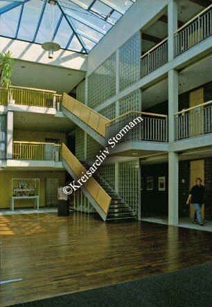 Mommsenstraße 14 (Gebäude F): Foyer mit Treppenhaus