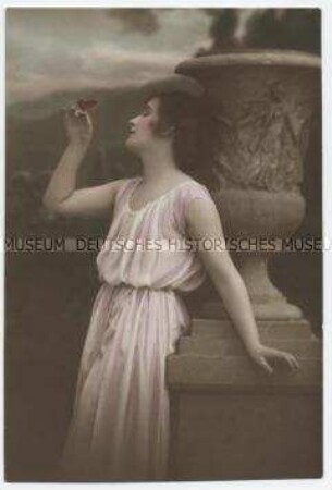 Frau mit Schmetterling