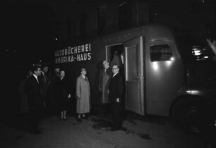 Freiburg: Amerikahaus, Übergabe eines Bibliothekswagens, Bibliothekswagen von außen