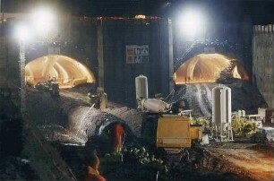 Engelbergbasistunnel im Bau Nordportal. Nachtschicht. Im Vordergrund alter Sondierstollen.