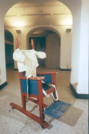 Oldenburg. Deutsches Krankenhausmuseum. Spezialstuhl für spastische Kinder