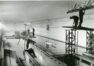 Hamburg-Barmbek. In der HSVA Hamburgischen Schiffbau-Versuchsanstalt. Ingenieure testen ein Schiffsmodell im Strömungskanal auf seine Eigenschaften