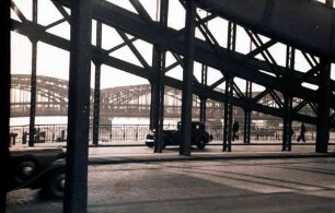 Hamburg: Elbbrücke, Strebpfeiler