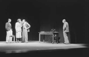 Szenenbilder aus dem Stück "Kamerad Mimi" von Julius Hay im Theater am Schiffbauerdamm Berlin : Szenenbild