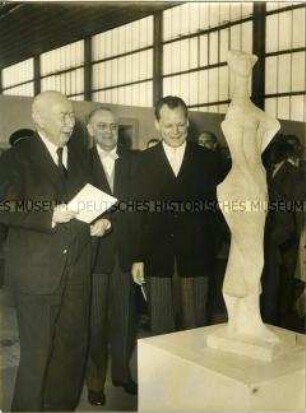 Theodor Heuss und Willy Brandt bei der Eröffnung der Großen Berliner Kunstausstellung