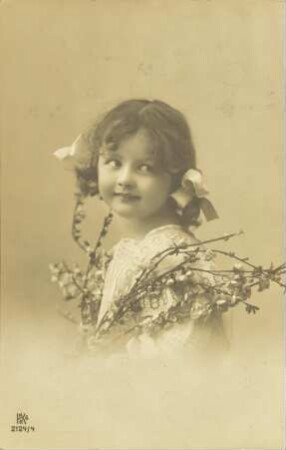 [Mädchen mit Zweig in der Hand]