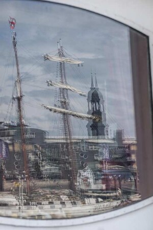 Spiegelung der Hamburger Sehenswürdigkeit St. Michaelis, Michel. Hafen Hamburg, 20.07.2019