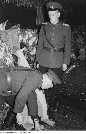 Zwei Soldaten am Sarg von Martin Andersen Nexö