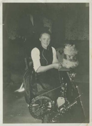 Portrait einer Frau in Tracht