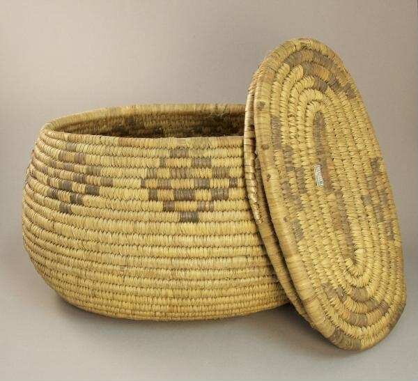 Basket with flat lid