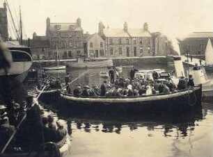 Kirkwall, Schottland. Passagiere eines Kreuzfahrtschiffes der Hapag in Booten beim Ablegen von der Hafenmole