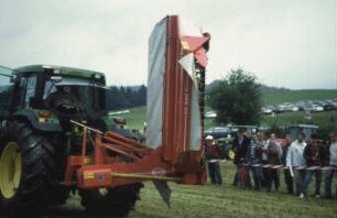 Fotografie: Futtererntetechnik, Scheibenmähwerk, Mähaufbereiter, Heckanbau