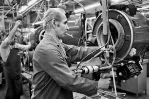 Haushaltsgeräte-Hersteller MIELE in Gütersloh. 1982. Produkion der W 451 : Waschmaschinen-Produktion beim Haushaltsgeräte-Hersteller MIELE in Gütersloh, 1982. Rauchen am Arbeitsplatz