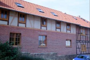 Rückseite der sanierten Gebäude des "Lebenshofes"; neue Fenster