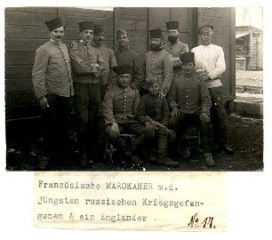 Kriegsgefangenenlager Puchheim: Nr. 17: Französische Marokaner mit dem jüngsten russischen Kriegsgefangenen und ein Engländer