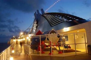 Kreuzfahrtschiff "Musica" : Kinderspielecke auf dem Promenadendeck des italienischen Kreuzfahrtschiffes "Musica" abends, aufgenommen 2006