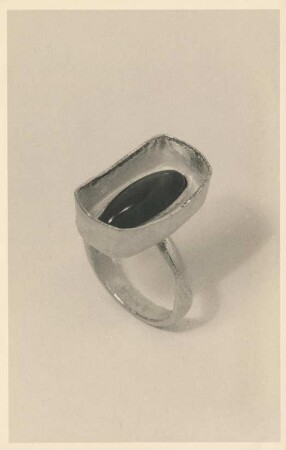 Ring aus Gold mit Labrador von Wilhelm Buchert